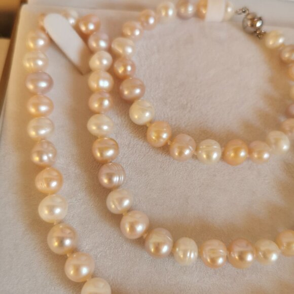 Beautiful Boxed Multi-Coloured Freshwater Pearl Necklace and Bracelet Set - Picture 5 of 15